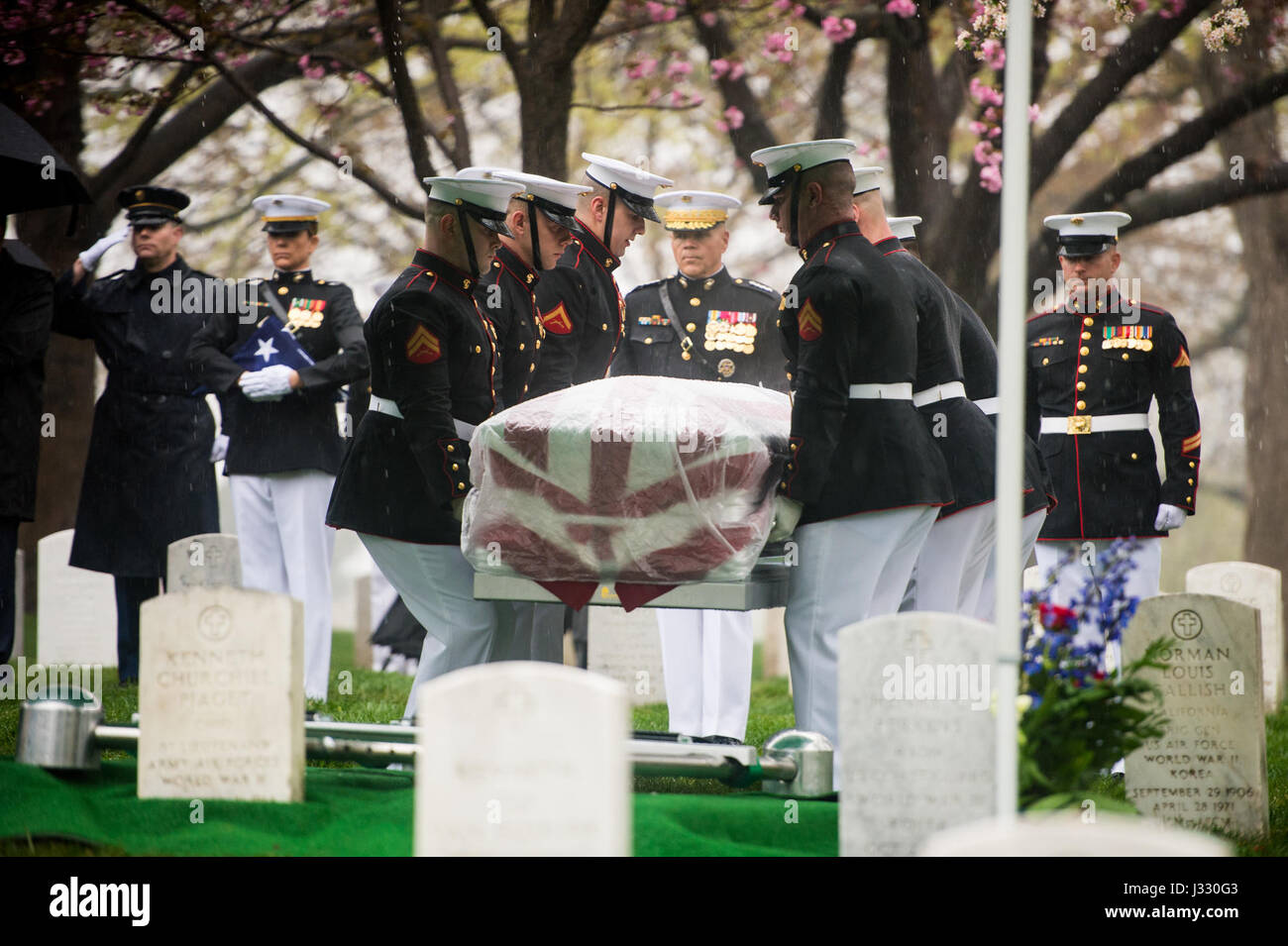 Marine Corps pallbearers abbassare lo scrigno di ex astronauta e U.S. Il senatore John Glenn al suo funerale presso il Cimitero Nazionale di Arlington in Virginia il giovedì, 6 aprile 2017, il giorno in cui lui e sua moglie Annie si sono sposati nel 1943. Glenn è stato il primo americano in orbita sulla Terra il 20 febbraio 1962, in un periodo di cinque ore di volo a bordo dell'Amicizia 7 veicolo spaziale. Nel 1998, egli ha rotto un altro record riportando allo spazio all'età di 77 sulla navetta spaziale Discovery. Photo credit: (NASA/Aubrey Gemignani) Foto Stock