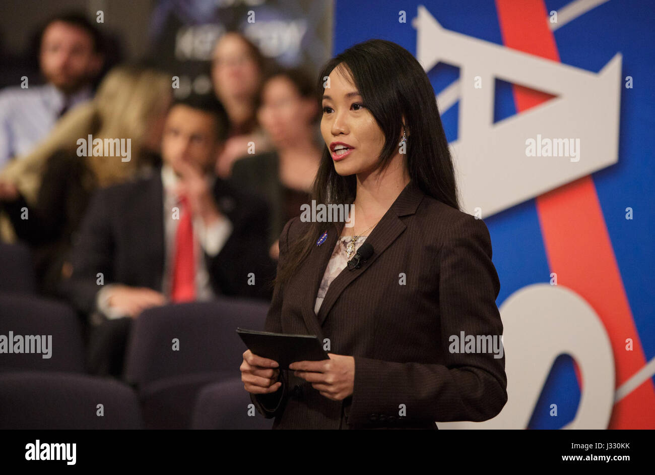 Felicia Chou, responsabile degli affari pubblici della NASA, modera un briefing che discute dei risultati della ricerca della missione Cassini della NASA e del telescopio spaziale Hubble, che descrive in dettaglio le lune ghiacciate di Giove e Saturno. Foto Stock