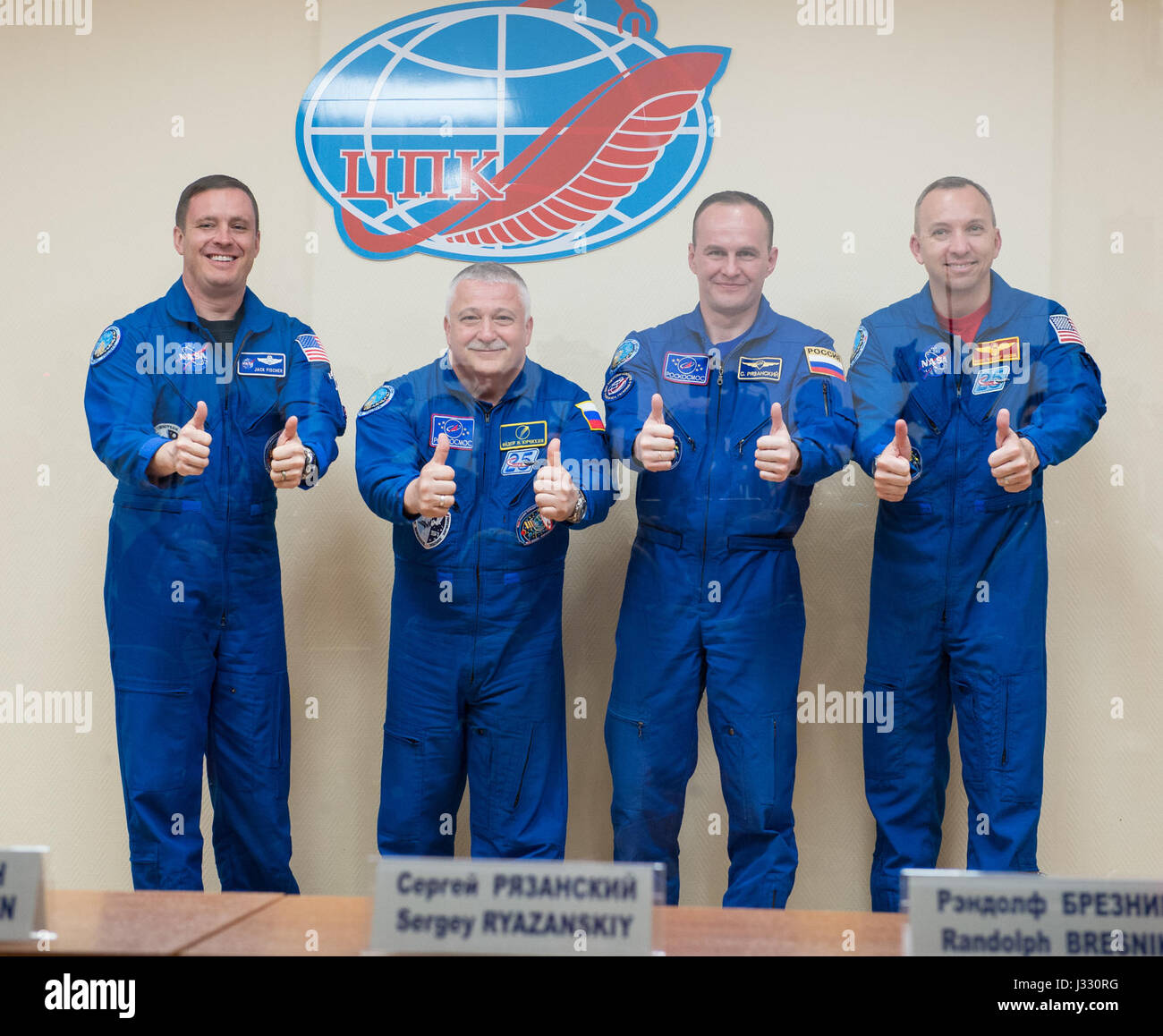 Expedition 51 il primo equipaggio, Tecnico di volo Jack Fischer della NASA, sinistra e Soyuz Commander Fyodor Yurchikhin di Roscosmos, la seconda da sinistra in posa per una foto con spedizione 51 backup di membri di equipaggio, Soyuz Commander Sergey Ryazanskiy di Roscosmos, secondo da destra e tecnico di volo Randy Bresnik della NASA, diritto, a conclusione della conferenza stampa tenutasi presso il cosmonauta Hotel di Baikonur, Kazakistan Mercoledì, 19 aprile 2017. La missione è impostato per il lancio di aprile 20 dal cosmodromo di Baikonur. Photo credit: (NASA/Aubrey Gemignani) Foto Stock