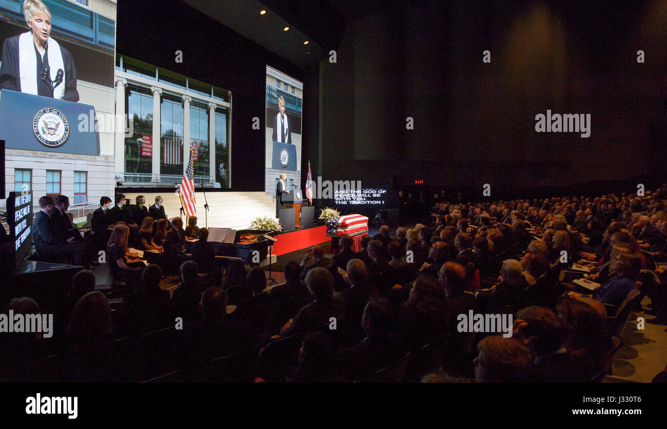 Amy Miracle, pastore della Broad Street Presbyterian Church, parlò durante un servizio in onore della vita di John Glenn, ex astronauta e senatore degli Stati Uniti, tenuto presso l'Ohio State University. Il servizio rifletteva sull'eredità e i contributi di Glenn all'esplorazione spaziale e alla storia americana. Foto Stock Amy Miracle, pastore della Broad Street Presbyterian Church, parlò durante un servizio in onore della vita di John Glenn, ex astronauta e senatore degli Stati Uniti, tenuto presso l'Ohio State University. Il servizio rifletteva sull'eredità e i contributi di Glenn all'esplorazione spaziale e alla storia americana. Foto Stock