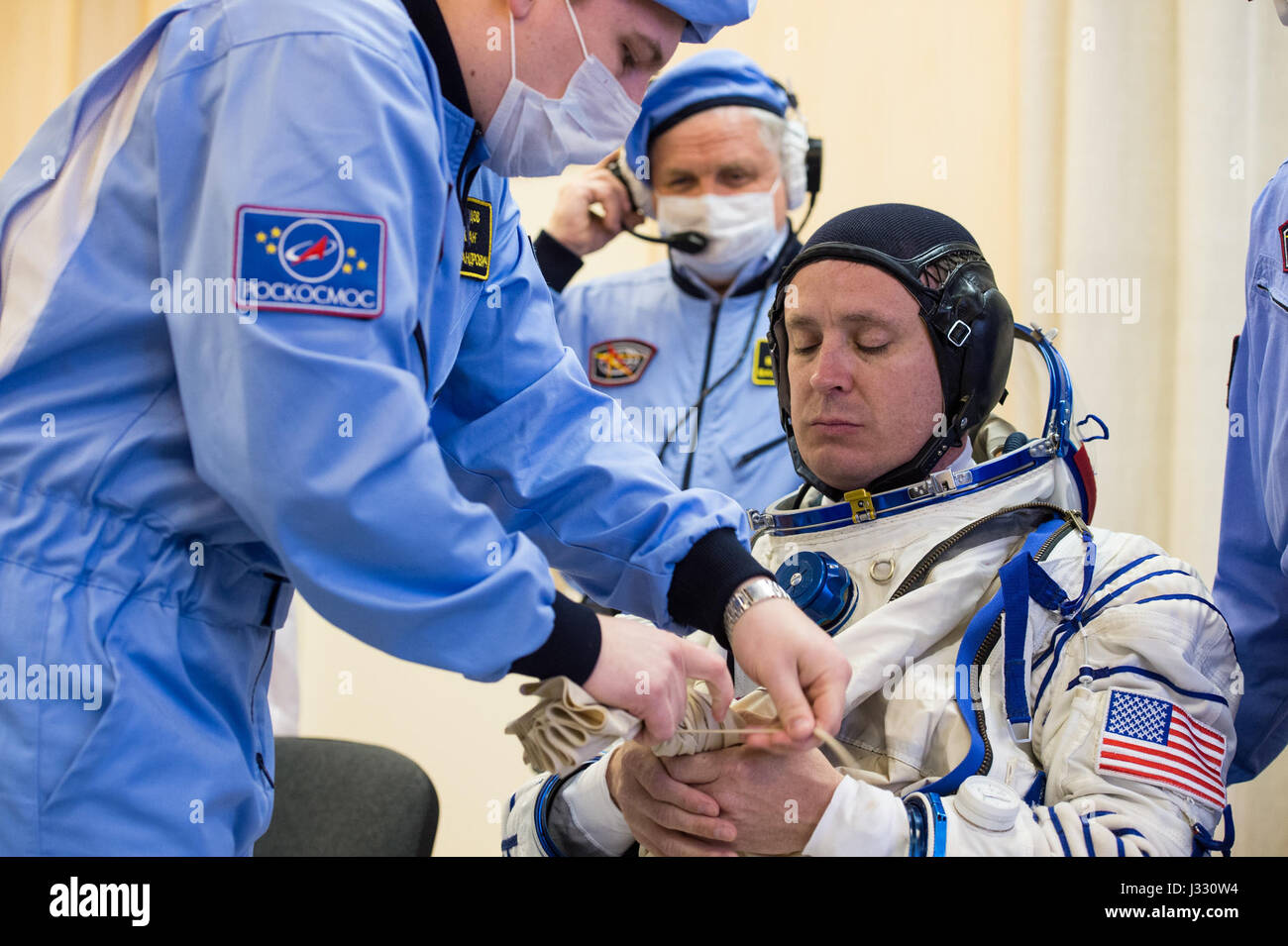 Expedition 51 Tecnico di volo Jack Fischer della NASA è aiutato nel suo russo Sokol abito come lui e il compagno crewmate, Soyuz Commander Fyodor Yurchikhin di Roscosmos preparare per il loro lancio Soyuz verso la stazione spaziale internazionale, giovedì, 20 Aprile 2017 presso il cosmodromo di Baikonur in Kazakistan. Lancio del razzo Soyuz è previsto per il 1:13pm aprile 20 Cosmodromo di tempo e potrà trasportare Fischer e Yurchikhin in orbita per iniziare i loro quattro e una metà mese missione sulla Stazione spaziale internazionale. Photo credit: (GCTC/Andrey Shelepin) Foto Stock