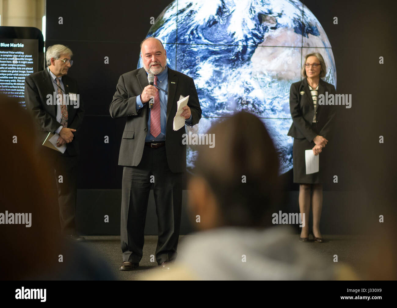 William Werkheiser, direttore facente funzione del U.S. Geological Survey, si rivolge a un pubblico all'evento Earth Day della NASA, discutendo le preoccupazioni ambientali, la ricerca scientifica e la sostenibilità della Terra. Foto Stock