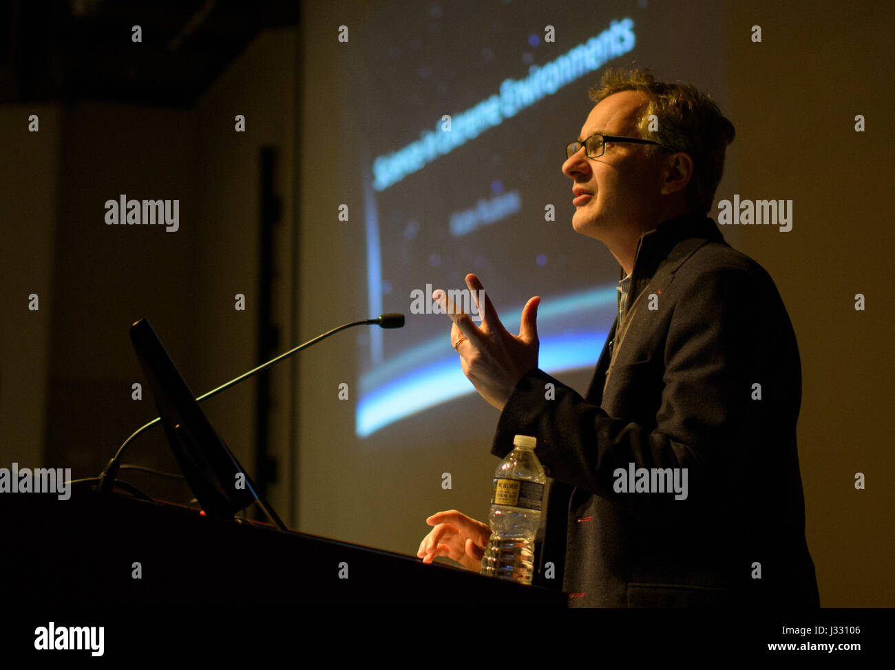 Denis Wirtz hanno, vice Rettore per la ricerca presso la Johns Hopkins University, parla prima di una presentazione da astronauta della NASA Kate Rubins presso il centro di Bloomberg per la Fisica e Astronomia sul campus della Johns Hopkins University, lunedì, 24 aprile 2017 a Baltimore, Md. Rubins condotta due i viaggi futuri e divenne la prima persona ad una sequenza di DNA in spazio durante il suo 115 giorno la missione come parte di spedizione 48 e 49. Foto Stock