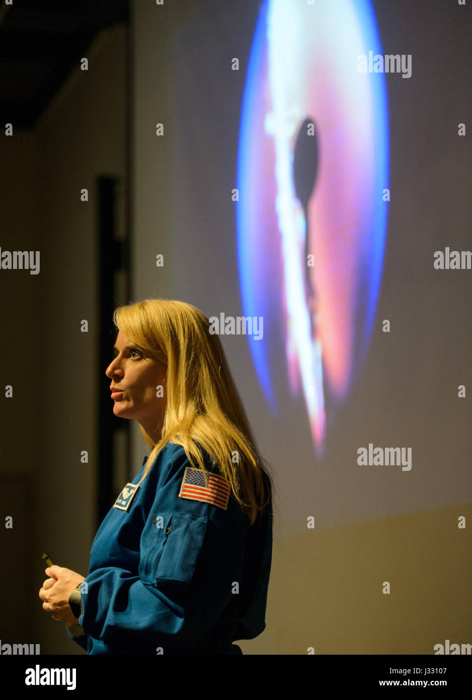 L'astronauta della NASA Kate Rubins parla con gli studenti del Bloomberg Center for Physics and Astronomy della Johns Hopkins University. Rubins è nota per le sue passeggiate spaziali e per essere la prima persona a sequenziare il DNA nello spazio durante la sua missione di 115 giorni con Expedition 48 e 49. Foto Stock