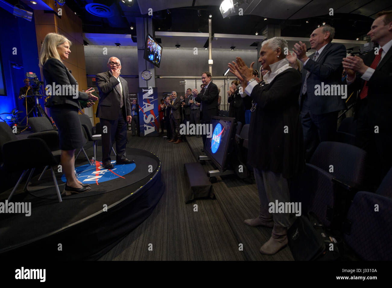 L'amministratore della NASA Charles Bolden e il vice amministratore Dava Newman ricevono una standing ovation durante un municipio della NASA presso il quartier generale della NASA il 12 gennaio 2017, a Washington. L'evento ha evidenziato la loro leadership nell'esplorazione e nella ricerca spaziale. Foto Stock