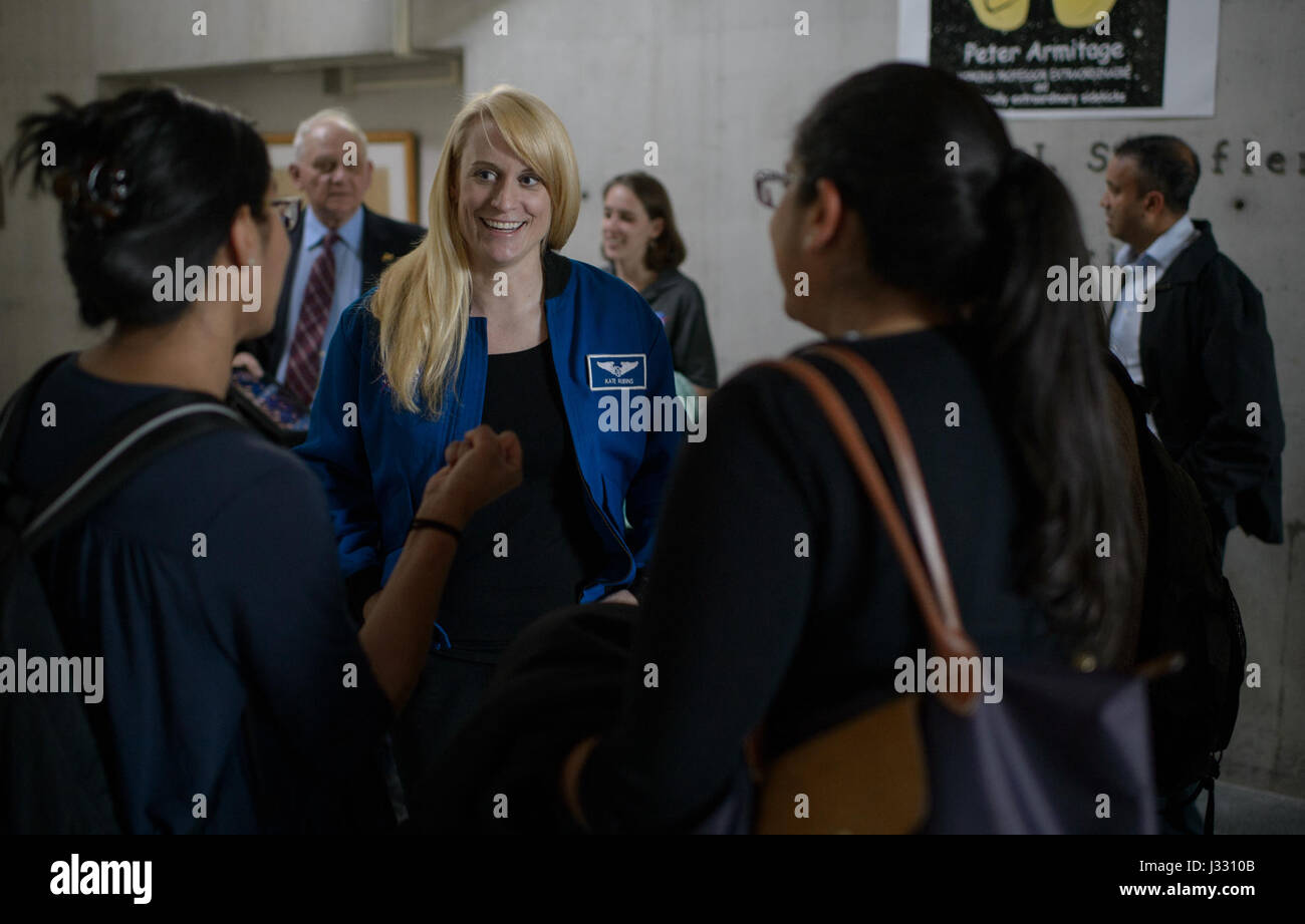 L'astronauta della NASA Kate Rubins visitò la Johns Hopkins University il 24 aprile 2017 per interagire con gli studenti. Durante la sua missione di 115 giorni a bordo della ISS, Rubins eseguì due passeggiate spaziali e divenne la prima persona a sequenziare il DNA nello spazio, contribuendo alla ricerca scientifica innovativa. Foto Stock