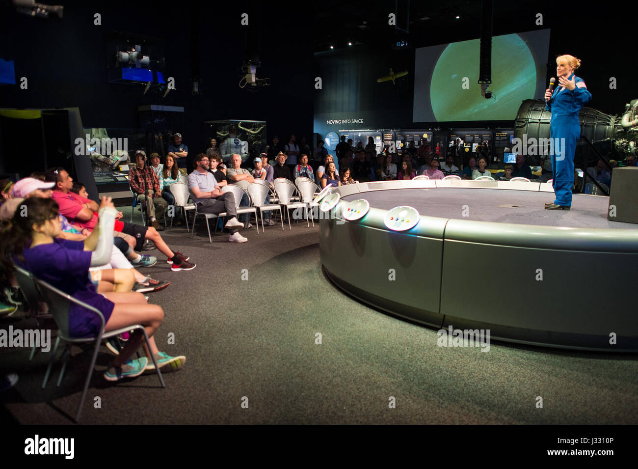 L'astronauta della NASA Kate Rubins parla del suo tempo a bordo della Stazione Spaziale Internazionale durante spedizioni 48 e 49 giovedì, 27 Aprile 2017 presso lo Smithsonian, il Museo Nazionale dell'aria e dello spazio a Washington. Rubins divenne la prima persona ad una sequenza di DNA in spazio e completato la sua prima missione quando ha atterrato in una remota area vicino alla città di Zhezkazgan, Kazakistan nel mese di ottobre 2016. Photo credit: (NASA/Aubrey Gemignani) Foto Stock