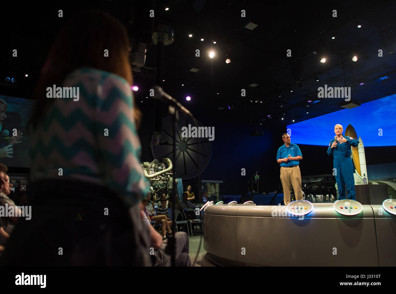 Il 27 aprile 2017, l'astronauta della NASA Kate Rubins ha discusso del suo tempo a bordo della stazione spaziale Internazionale, dove è diventata la prima persona a sequenziare il DNA nello spazio. Rubins ha anche condiviso le esperienze della sua prima missione, che si è conclusa con uno sbarco vicino a Zhezkazgan, Kazakistan, nell'ottobre 2016. Foto Stock