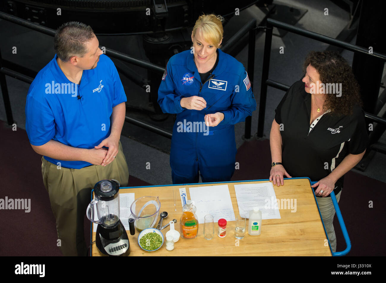 L'astronauta della NASA Kate Rubins ha condotto un innovativo esperimento sul DNA al National Air and Space Museum dello Smithsonian nell'aprile 2017. Come membro delle Expeditions 48 e 49 a bordo della stazione spaziale Internazionale, è diventata la prima persona a sequenziare il DNA nello spazio, segnando un risultato significativo nella ricerca spaziale. Foto Stock