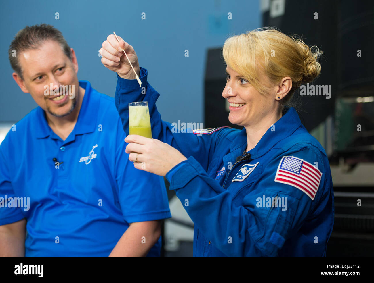 L'astronauta della NASA Kate Rubins conduce un esperimento di DNA per un gambo nel segmento 30, giovedì, 27 Aprile 2017 presso lo Smithsonian, il Museo Nazionale dell'aria e dello spazio a Washington. Rubins servita sulla Stazione Spaziale Internazionale durante spedizioni 48 e 49 e divenne la prima persona ad una sequenza di DNA in uno spazio. Ha completato la sua prima missione quando ha atterrato in una remota area vicino alla città di Zhezkazgan, Kazakistan nel mese di ottobre 2016. Photo credit: (NASA/Aubrey Gemignani) Foto Stock