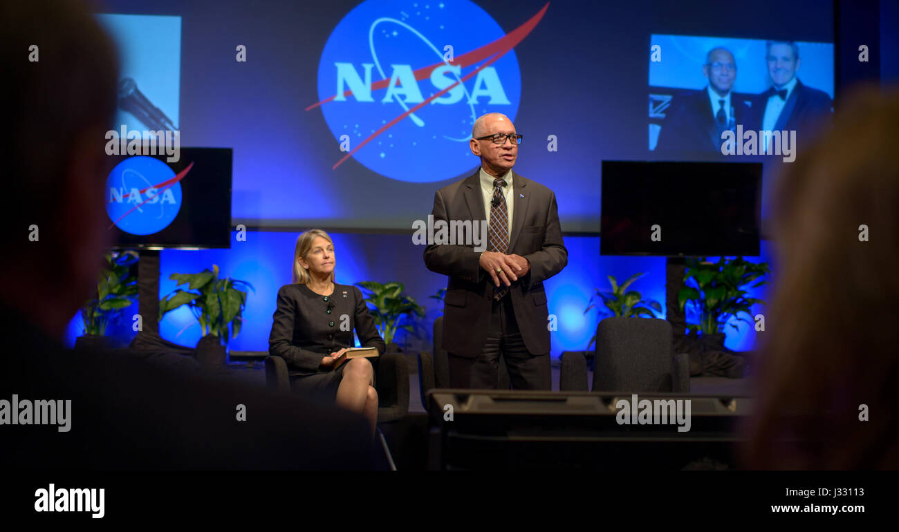 Il 12 gennaio 2017, l'amministratore della NASA Charles Bolden, affiancato dal vice amministratore Dava Newman e dall'amministratore associato Robert Lightfoot, parlò all'ultimo evento del municipio della NASA presso la sede della NASA a Washington, D.C., segnando un momento significativo nella transizione di leadership della NASA. Foto Stock