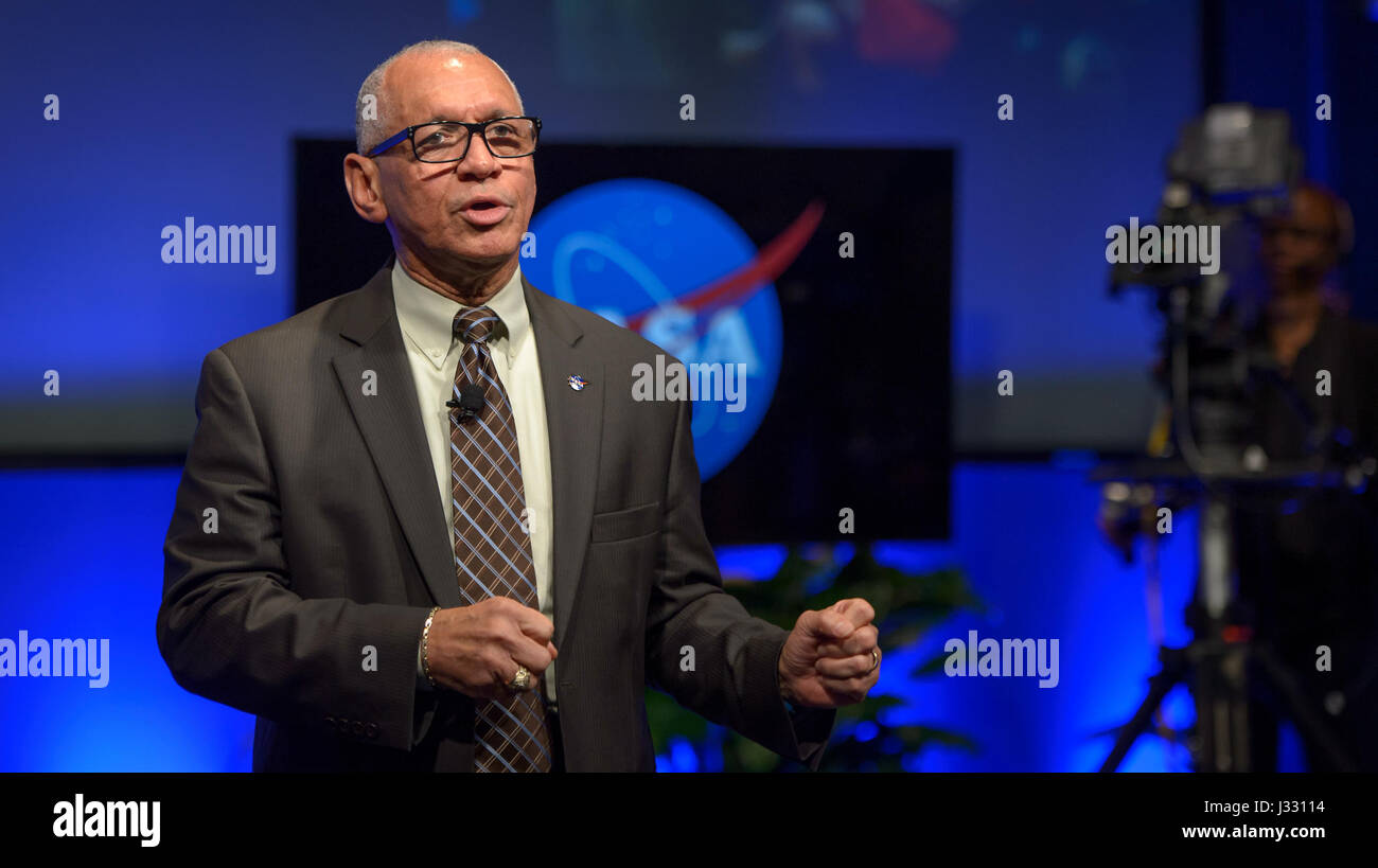 L'amministratore della NASA Charles Bolden parla durante un evento municipale con altri leader della NASA, discutendo delle principali iniziative di esplorazione spaziale e del futuro dell'agenzia presso la sede centrale della NASA, Washington, D.C., il 12 gennaio 2017. Foto Stock