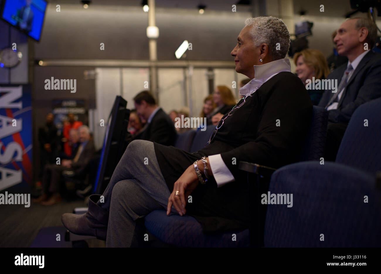 Amministratore della NASA Charles Bolden la moglie Jackie Bolden è visto durante un finale di NASA municipio con Administrator Bolden, NASA Vice amministratore dava Newman, e la NASA associare amministratore Robert Lightfoot, Giovedì Gen 12, 2017 alle sedi della NASA a Washington. Photo credit: (NASA/Bill Ingalls) Foto Stock