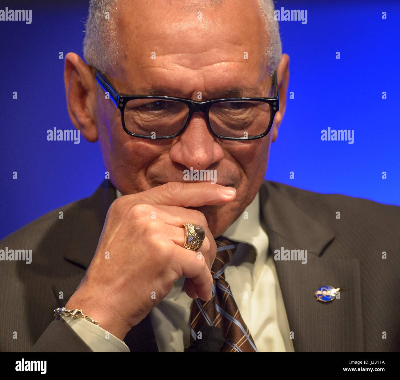 Amministratore della NASA Charles Bolden guarda un video durante la finale la NASA municipio che includeva Bolden, NASA Vice amministratore dava Newman, e la NASA associare amministratore Robert Lightfoot, Giovedì Gen 12, 2017 alle sedi della NASA a Washington. Photo credit: (NASA/Bill Ingalls) Foto Stock