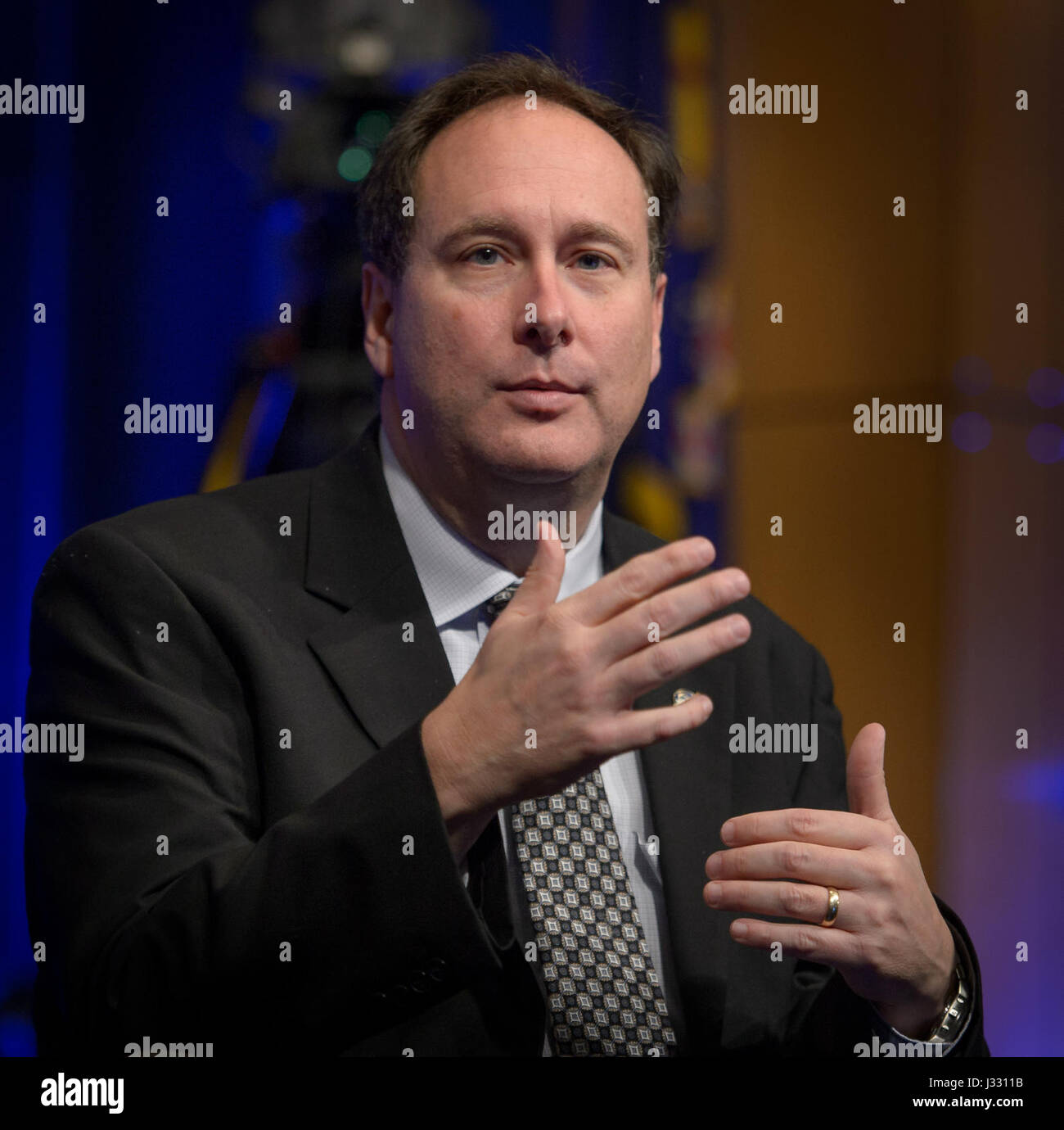 L'amministratore associato della NASA Robert Lightfoot parla all'ultimo incontro del municipio con l'amministratore della NASA Charles Bolden e il vice amministratore Dava Newman presso il quartier generale della NASA, Washington, il 12 gennaio 2017. L'evento ha segnato un momento chiave nella transizione di leadership della NASA. Foto Stock