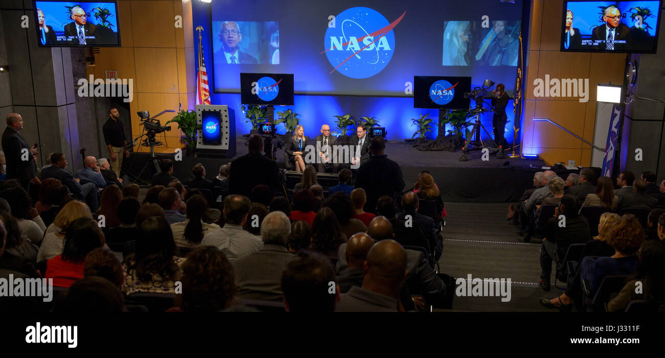 L'ultimo municipio della NASA, il 12 gennaio 2017, presentava i principali leader della NASA: Il vice amministratore Dava Newman, l'amministratore Charles Bolden e l'amministratore associato Robert Lightfoot. Tenuto presso la sede della NASA a Washington, l'evento ha segnato un momento significativo nella transizione di leadership dell'agenzia, evidenziando la direzione futura della NASA. Foto Stock