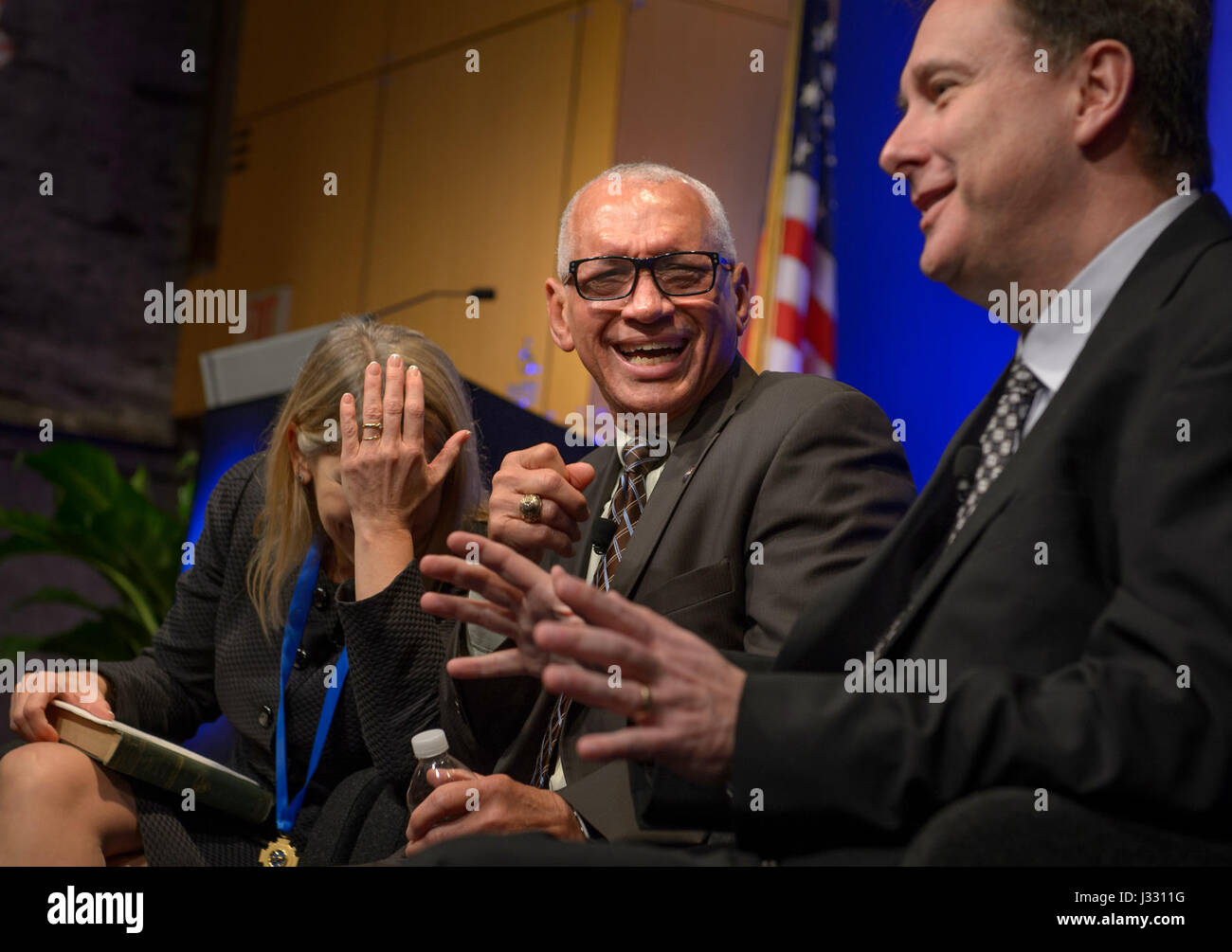 Presso la sede della NASA a Washington il 12 gennaio 2017, il vice amministratore della NASA Dava Newman, l'amministratore Charles Bolden e l'amministratore associato Robert Lightfoot condividono un momento durante l'ultimo municipio della NASA. L'evento mette in evidenza la leadership e le dinamiche di squadra della NASA nell'esplorazione spaziale. Foto Stock
