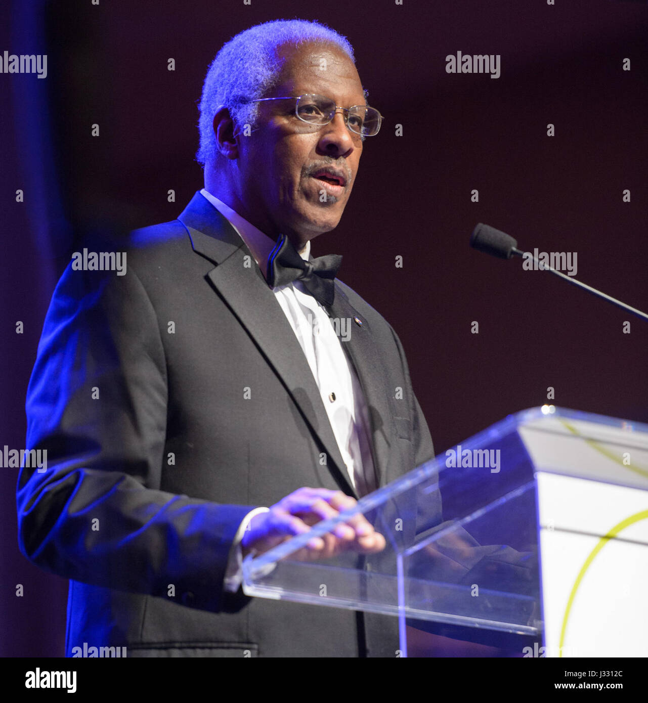 Al 31° Black Engineer of the Year Awards Gala a Washington, DC, il Dr. Roosevelt Johnson presenta Allen Parker, un ingegnere di ricerca della NASA, che ha ricevuto il premio Career Achievement in Government Award. Janet Sellars ha anche ricevuto il premio Corporate Promotion of Education durante l'evento l'11 febbraio 2017. Foto Stock