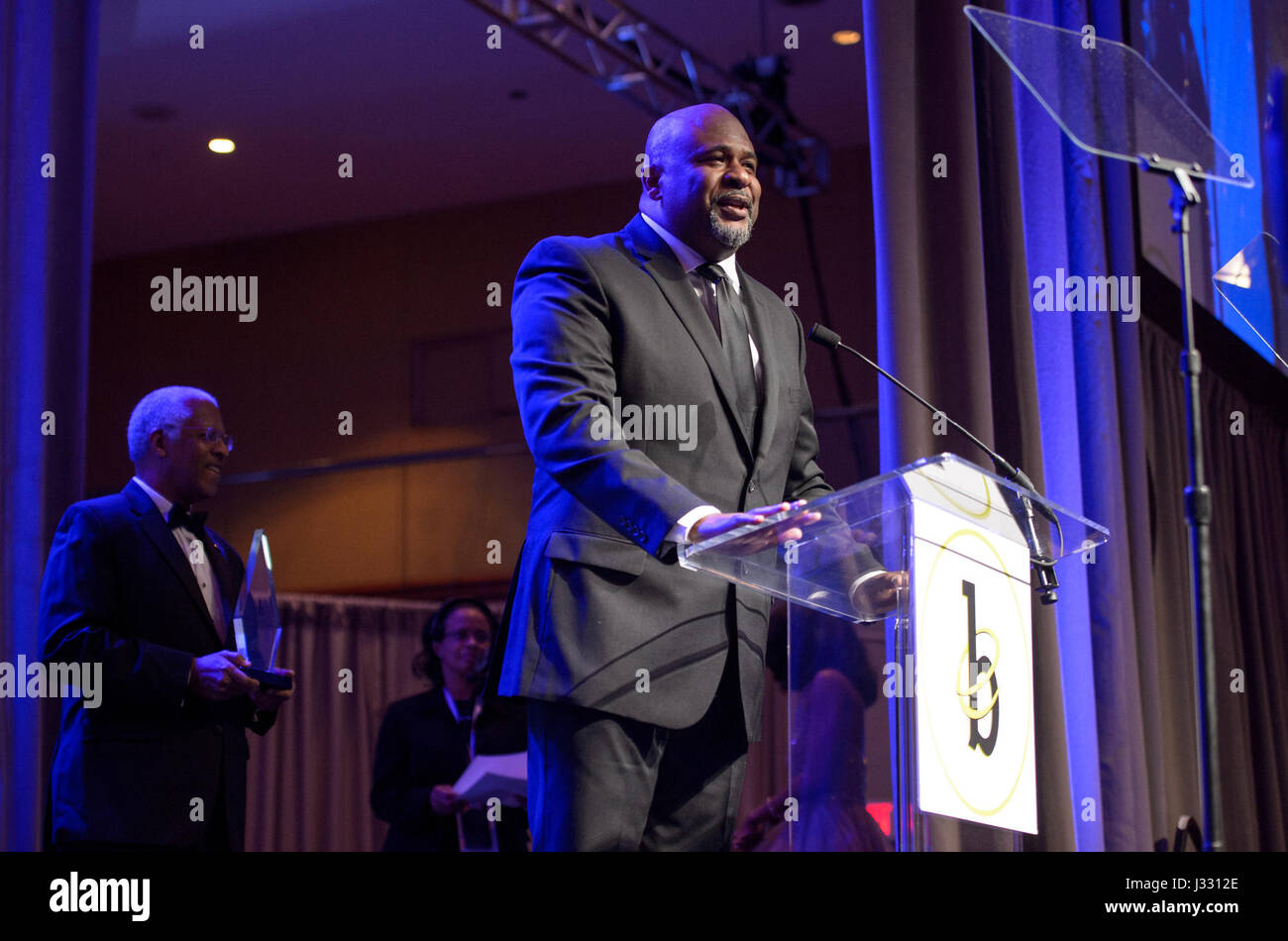 Allen Parker, un ingegnere di ricerca della NASA, ha ricevuto il premio Career Achievement in Government durante il 31° Black Engineer of the Year Awards Gala l'11 febbraio 2017, tenutosi al Washington Marriott Wardman Park Hotel. Parker e Janet Sellars hanno anche ricevuto il premio Corporate Promotion of Education per i loro contributi alla diversità e all'istruzione in scienza e ingegneria. Foto Stock