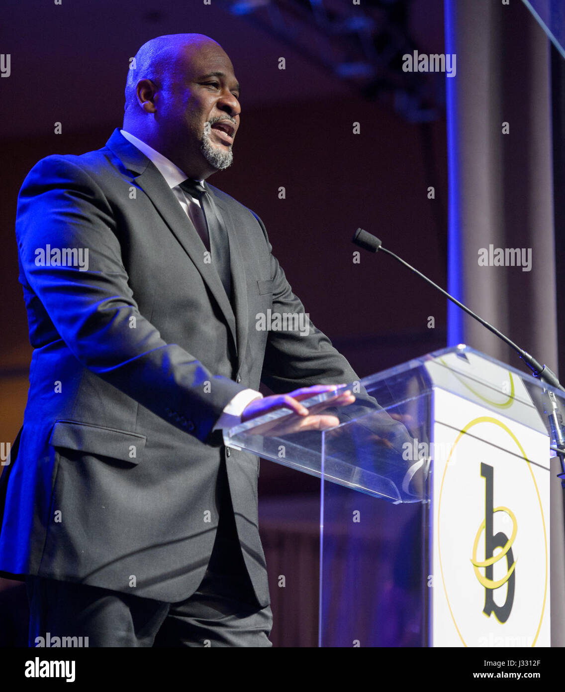 Allen Parker, un ingegnere di ricerca a NASA Armstrong Flight Research Center offre commento dopo essere stata presentata con la carriera nel governo premio durante il trentunesimo ingegnere nero dell'anno Awards Gala sabato 11 febbraio, 2017 a Washington Wardman Marriott Park Hotel di Washington DC. Parker e Janet Sellars, deliberando associare amministratore per la diversità e la parità di opportunità alle sedi della NASA è stata presentata la promozione aziendale dell'Istruzione Premio durante l'evento. Foto Stock