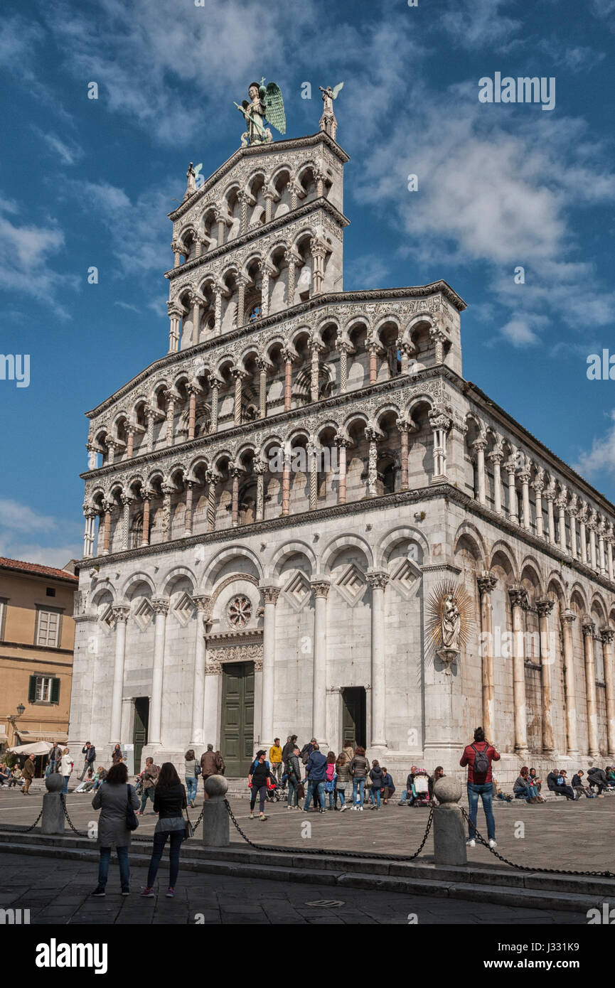 Xiii secolo facciata romanica di San Michele in Foro, un cattolico romano basilica chiesa di Lucca, Toscana, Italia Foto Stock