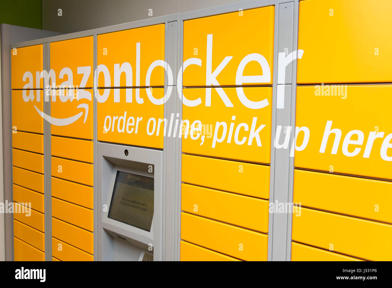 Un giallo Amazon locker Foto stock - Alamy