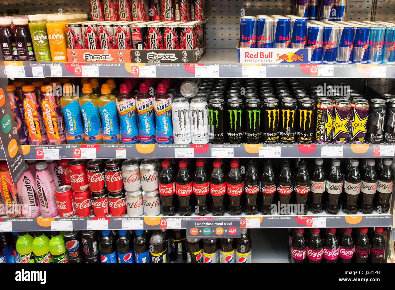 Bibite gassate in vendita su uno scaffale di supermercato. Foto Stock