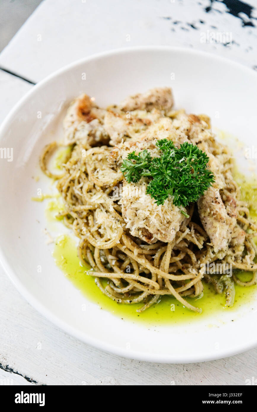 Il cibo italiano e di pollo spaghetti al formaggio al pesto pasto Foto Stock