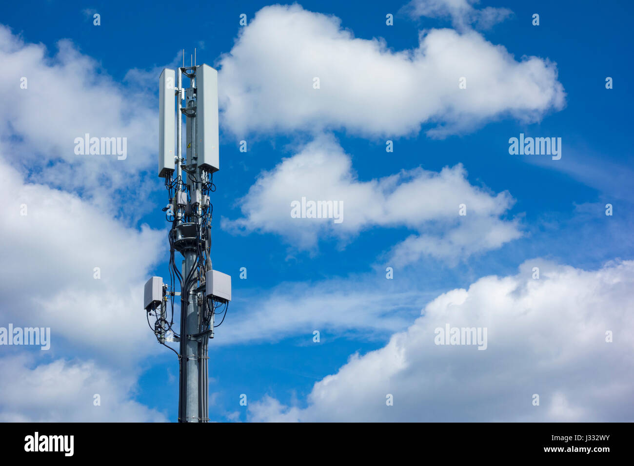 Antenna mobile contro il cielo blu. Foto Stock