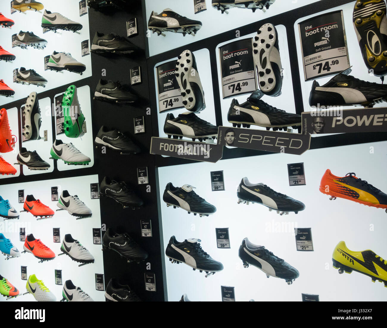 Puma scarpini da calcio dispay in sport Direct store. Regno Unito Foto  stock - Alamy