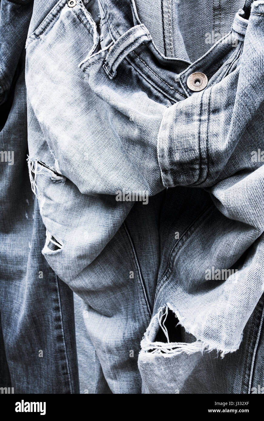 Sbiadito e tagliare i jeans denim sulla linea di lavaggio Foto Stock