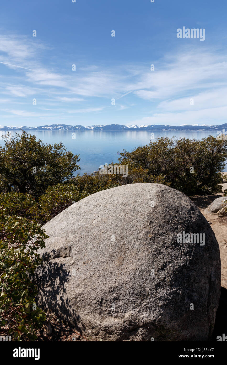Viste delle rocce lisce sulle rive del lago di Tahoe. Foto Stock