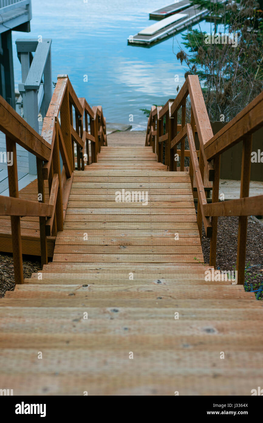Ripide scale che portano al lago Foto Stock