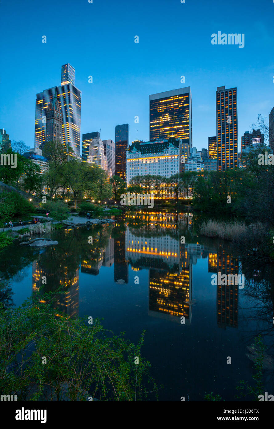 Vista di Manhattan dal Central Park di notte, New York Foto Stock
