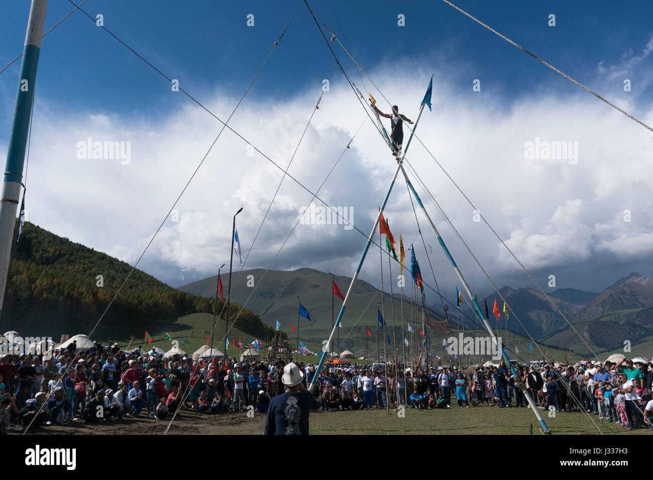 Un uzbeko performer tightrope passeggiate sopra la folla a Kyrchyn Gorge presso la scorsa settimana il mondo di giochi nomade in Kirghizistan. Foto Stock