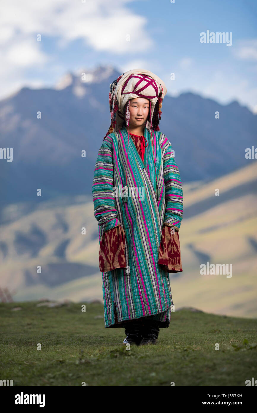 Posa del Kirghizistan per ritratti in tradizionali abiti regionali ad una celebrazione culturale al mondo giochi nomade 2016 in Kyrchyn Gorge. Foto Stock