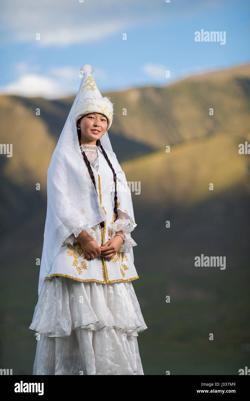Posa del Kirghizistan per ritratti in tradizionali abiti regionali ad una celebrazione culturale al mondo giochi nomade 2016 in Kyrchyn Gorge. Foto Stock