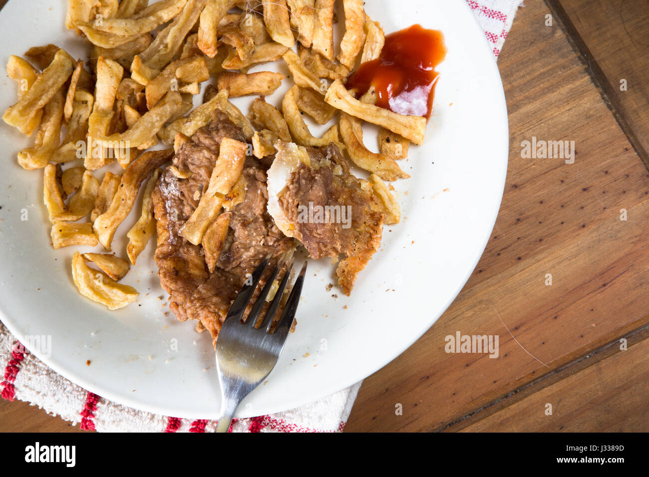 Piastra di detriti di inglese Pesce e Patatine pasto. Foto Stock