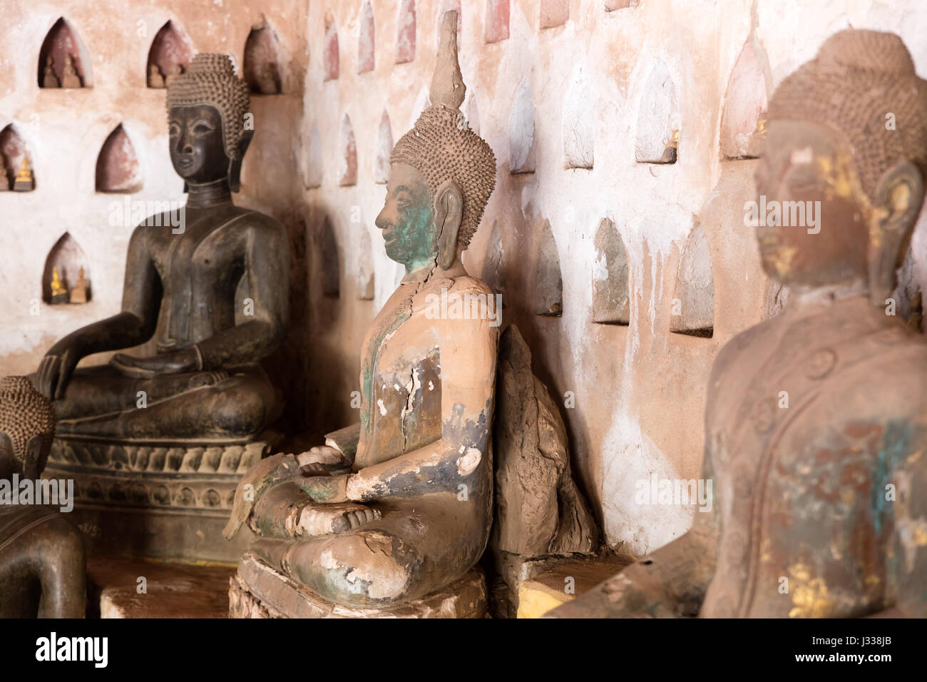 Vientiane, Laos. Il 22 novembre 2016, l'Iva Sisaket, tempio con un sacco di statue di Buddha all'interno Foto Stock