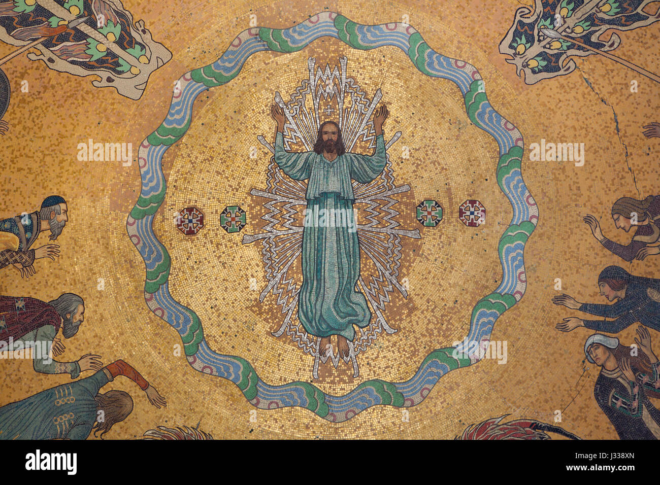 La risurrezione di Gesù Cristo. Mosaico progettato dall artista ungherese Aladar Korosfoi-Kriesch in Art Nouveau portici presso il Cimitero di Kerepesi a Budapest, Ungheria. Le arcate progettate dagli architetti ungherese Lajos Gerle e Armin Hegedus furono costruite nel 1904-1908. Il mosaico è stato realizzato da mosaico ungherese master Miksa Roth. Foto Stock