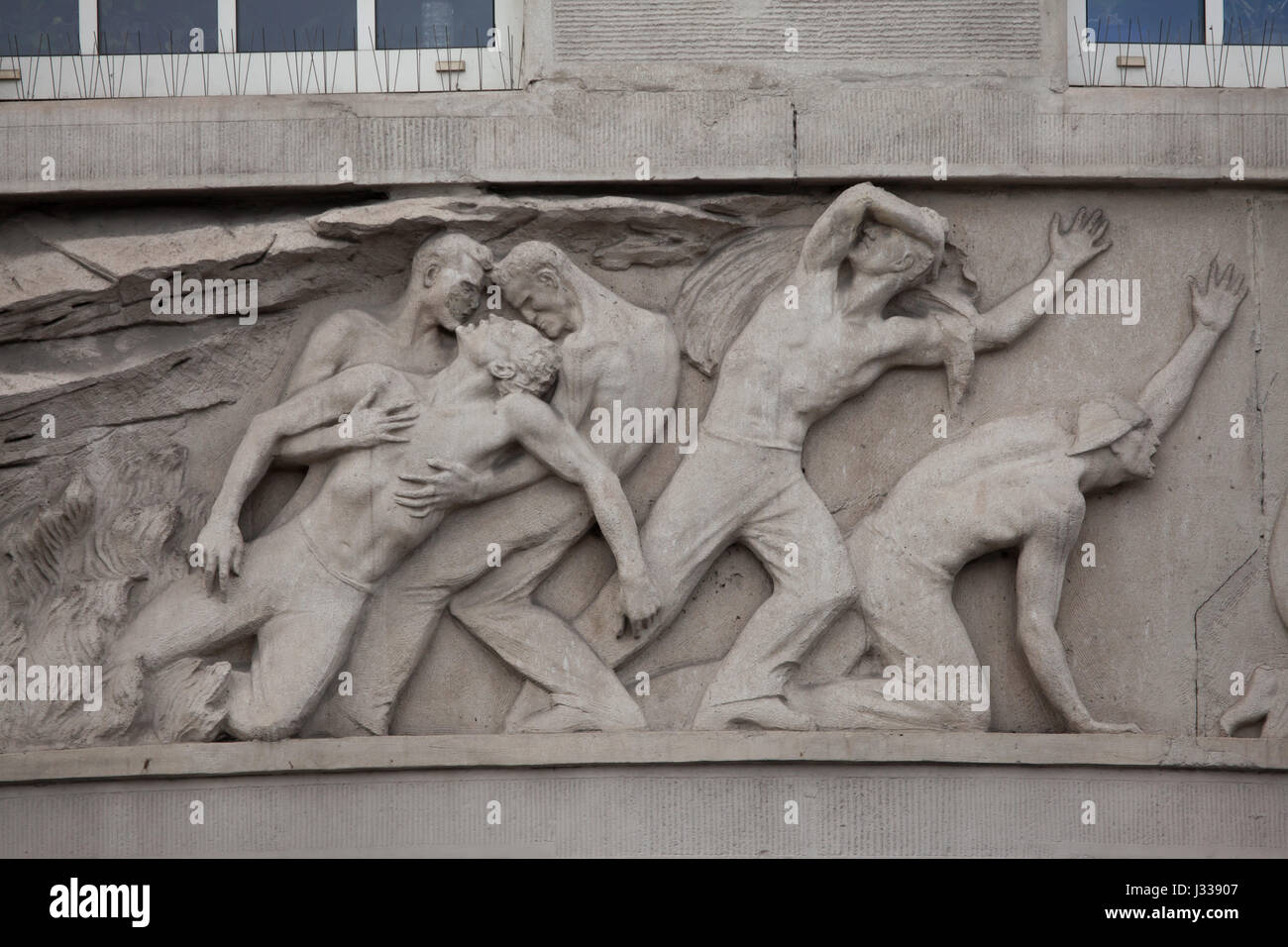 Incidente presso la miniera. Sollievo da scultore ungherese Antal Orban (1930) sull'ala nord del palazzo Art Deco di Budapest - i lavoratori del fondo di assicurazione in Budapest, Ungheria. L'edificio, ora utilizzato come sede dell'Assicurazione Sociale Nazionale Centro (OTI), è stato progettato da architetti ungheresi Komor Marcell e Jakab Dezso e costruito nel 1913. L'ala nord è stato aggiunto dall'architetto Aladar Sos nel 1930-1931. Foto Stock