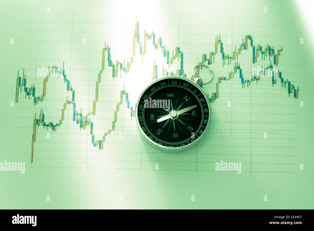 Bussola sul mercato azionario grafico dei dati in primo piano Foto Stock