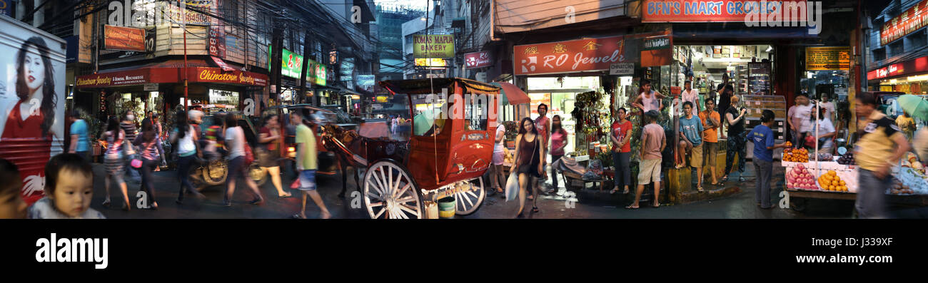 Scena di strada con stand gastronomici e carrozze trainate da cavalli, Chinatown, Manila, Filippine, Asia Foto Stock