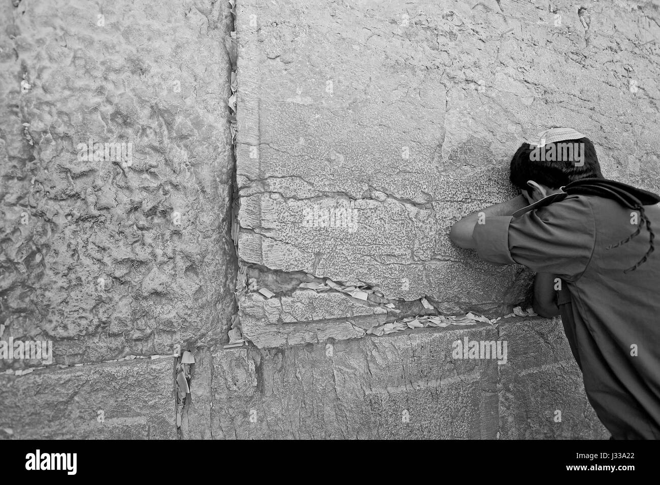 Giovane uomo che prega al Muro Occidentale di Gerusalemme, Israele Foto Stock