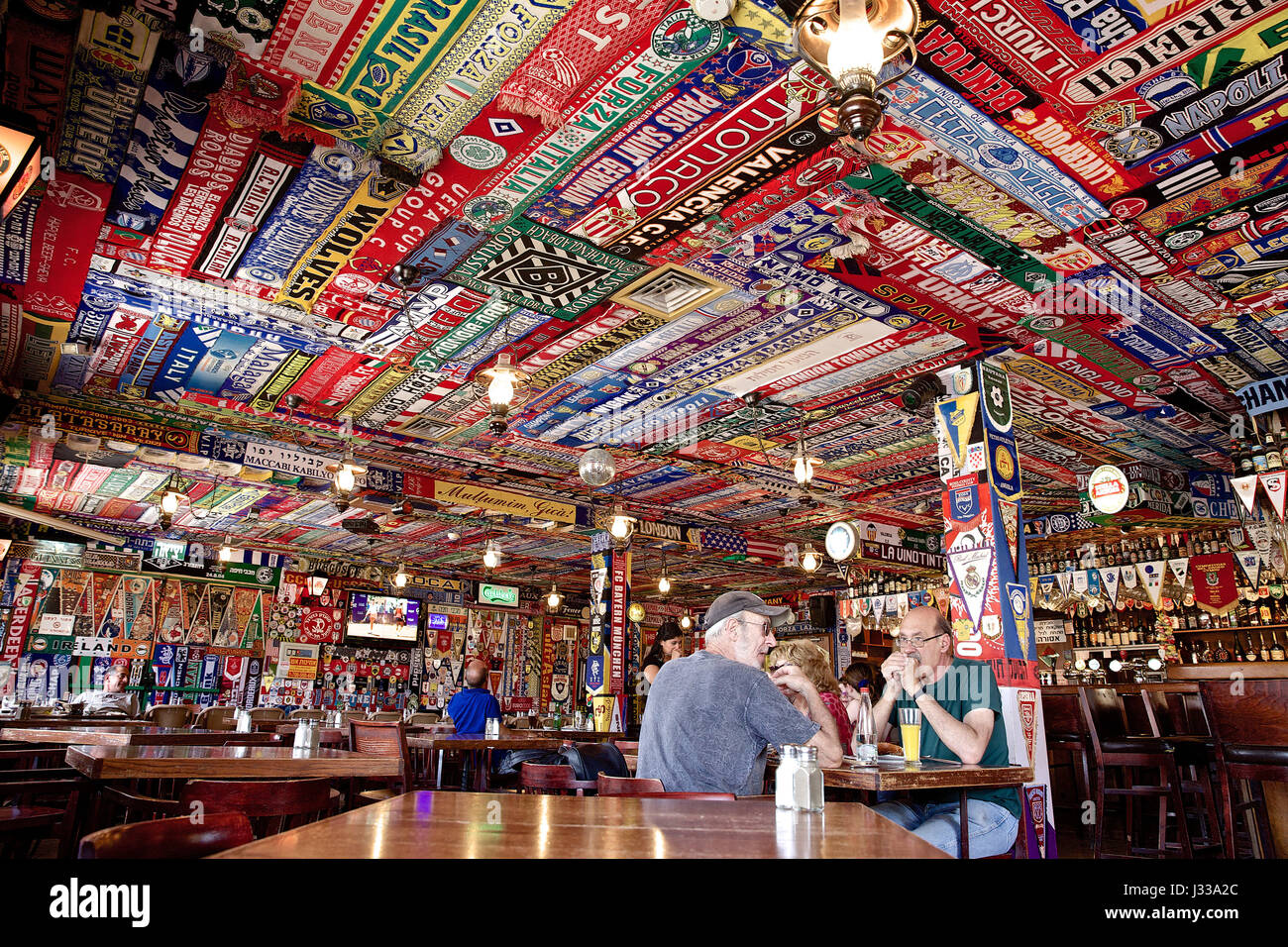 Bar decorato con sciarpe da squadre di calcio di tutto il mondo, Tel Aviv,  Jaffa, Israele Foto stock - Alamy