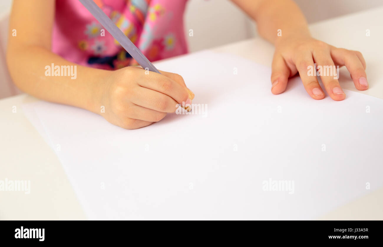 Bambino con le mani in mano con matita vista frontale closeup Foto Stock