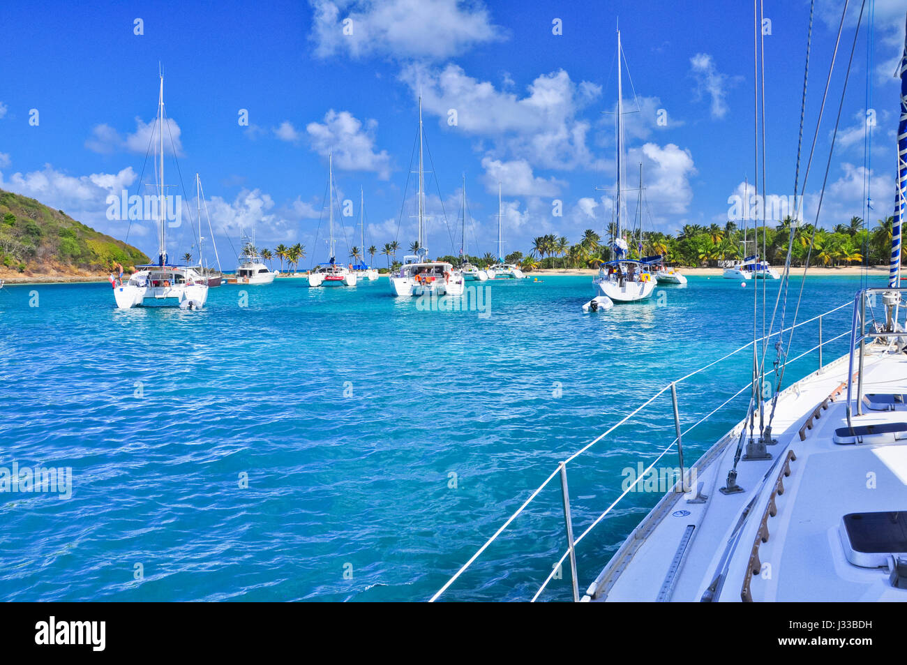 Vista da una barca nel porticciolo per barche a vela e catamarani, mare, Saltwhistle Bay, Mayreau, Tobago Cays, Saint Vincent, Saint Vincent e Grenadine, Piccole Antille, West Indies, isole Windward, Antille, dei Caraibi e America centrale Foto Stock