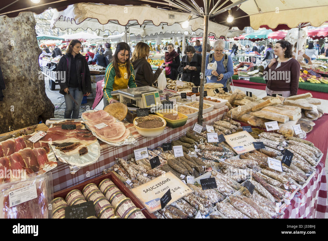Pressione di stallo di mercato al posto di mercato Richelmi, Deli cibo, salsicce, Aix en Provence, Bouche du Rhone, Cote d'Azur, in Francia Foto Stock