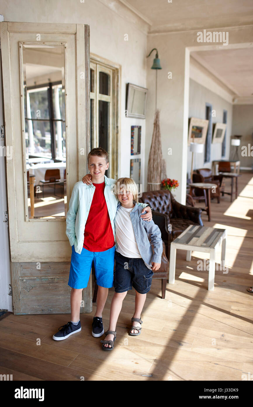 I ragazzi in Restaurante Villa Teresita, Hostal Spa Empuries, Platja del portichol, Girona, Costa Brava, Spagna Foto Stock