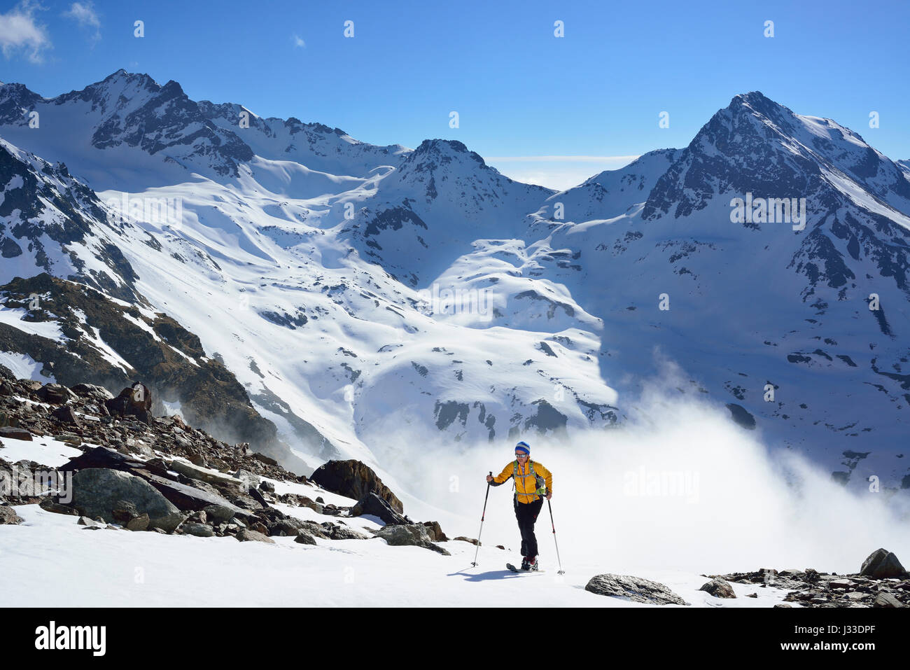 Femmina indietro-paese sciatore salendo al Piz Buin, Silvretta Gamma, bassa Engadina Engadina, Cantone dei Grigioni, Svizzera Foto Stock